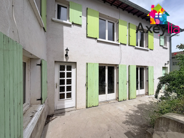 Maison de village à Cottance avec 4 chambres, cour et garage – À rénover