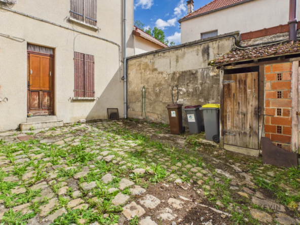 Appartement à rénover avec jardin de 543 m2 et grand potentiel en centre-ville de St Germain Les Corbeil