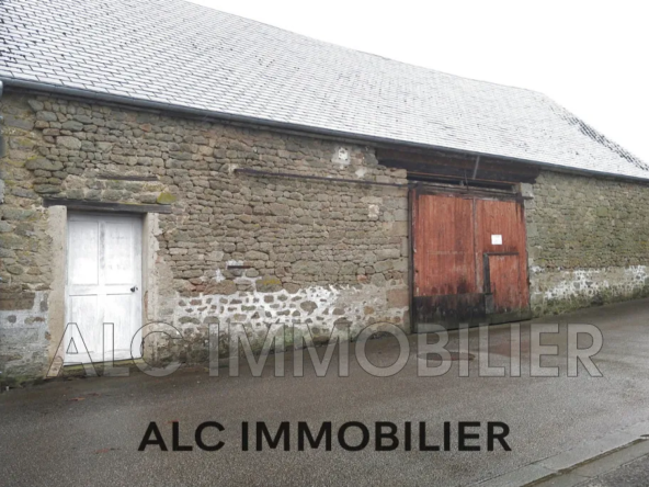 Bâtisse en pierres à rénover en centre-ville d'Alençon avec combles aménageables