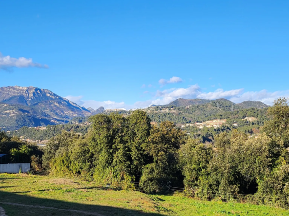 Terrain à bâtir de 720 m² à Carros Les Plans, vue dégagée, emplacement calme
