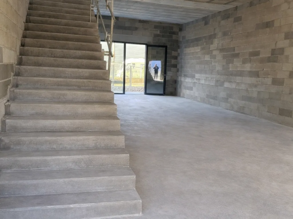 Local professionnel à vendre à Nîmes Ouest - 140 m² avec mezzanine et stationnement