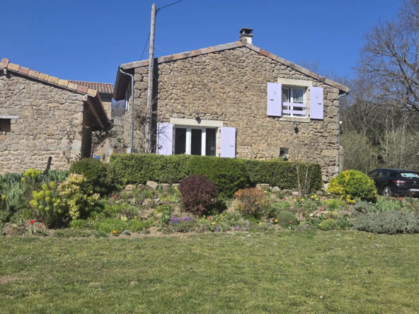 Maison en pierres avec dépendance et grand terrain à Saint Barthélémy Grozon