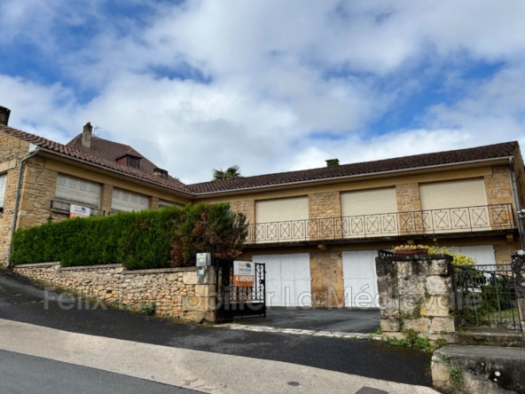 Maison à vendre en centre-ville de Sarlat avec jardin et plusieurs garages