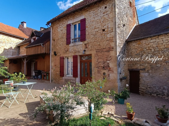 Maison ancienne rénovée à Cubjac avec cour privée et 3 chambres