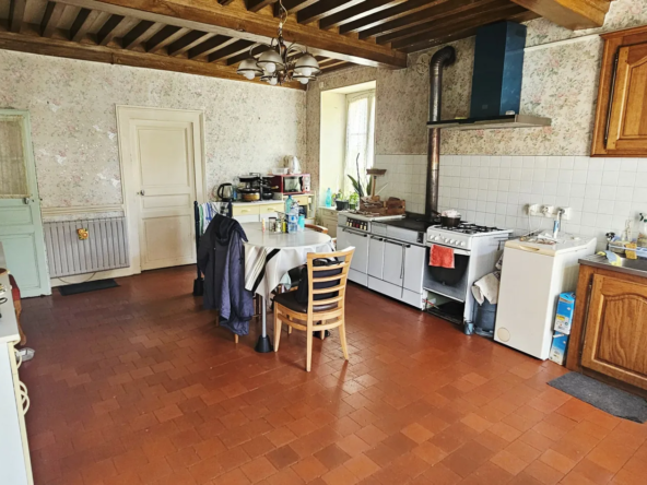Maison à rafraîchir avec 4 chambres, dépendances et jardin à Saint-Aubin-des-Chaumes