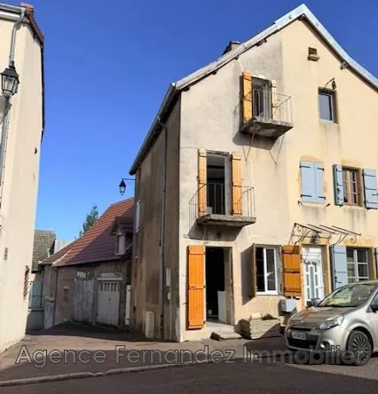 Maison mitoyenne rénovée à Saint-Christophe-en-Brionnais, idéale pour investisseur ou résidence principale
