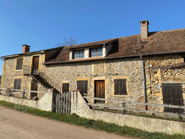 Corps de ferme en pierre à rénover avec dépendances à Semur-en-Brionnais