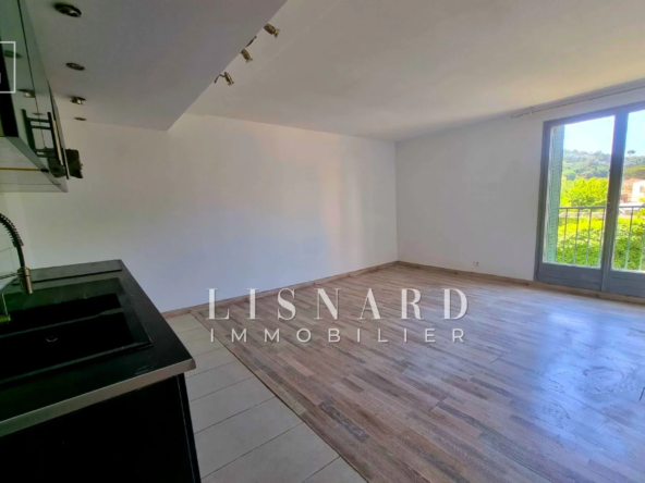 Magnifique appartement 3 pièces à Vallauris avec vue sur collines et stationnement