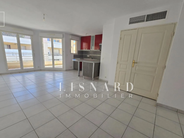Vente d’un appartement 2 pièces à Vallauris avec terrasse et garage