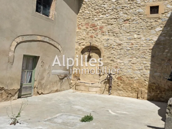 Maison de village à restaurer à Mouriès 87 m² avec terrasse et garage