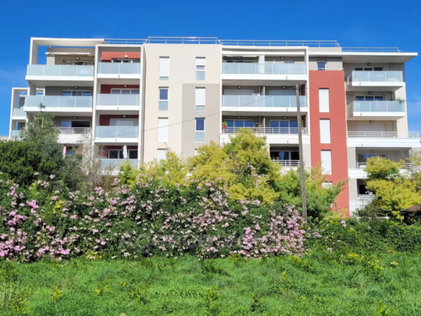 À vendre appartement 2 pièces à Antibes avec terrasse et garage, récent et sécurisé