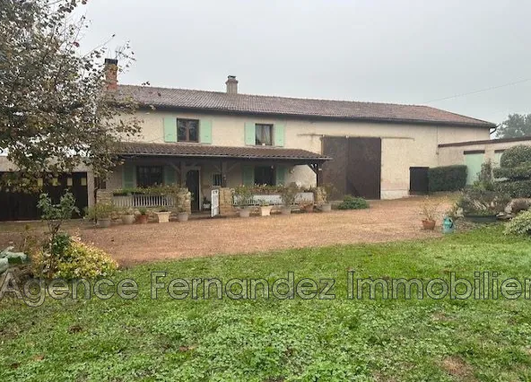 A vendre ferme ancienne avec dépendances à Mélay en campagne