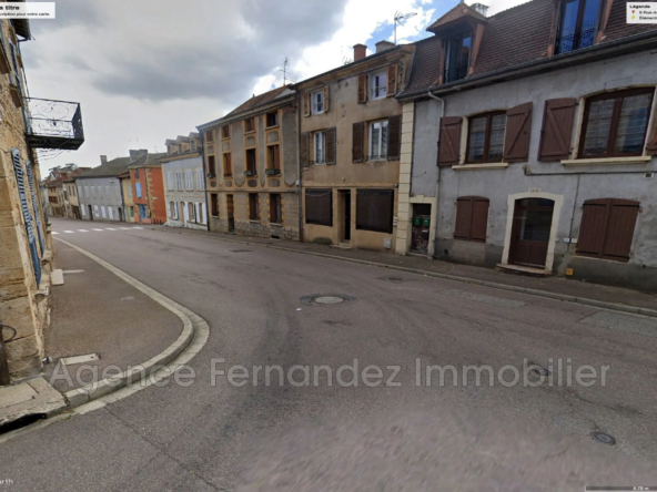 Immeuble locatif à Marcigny avec appartements loués, cave et cour arrière