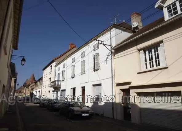 Maison spacieuse de 240 m² à vendre à Marcigny proche commerces