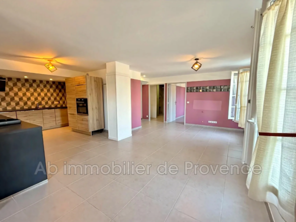 Bel appartement T3 rénové à Aigues-Mortes avec garage et terrasse