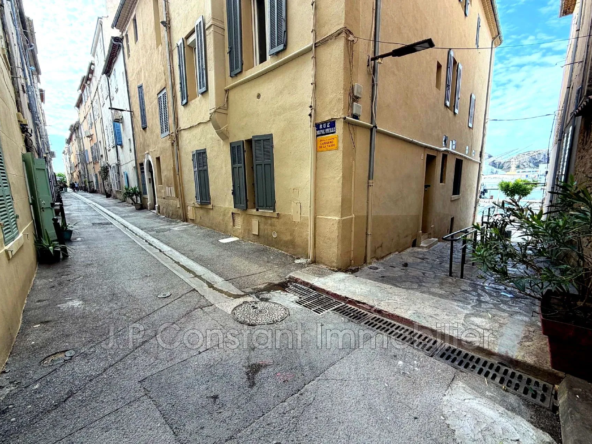 Studio à vendre à La Ciotat dans le centre historique, à proximité du vieux port