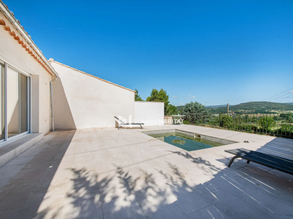 Villa récente de 88 m² avec piscine et jardin à Apt