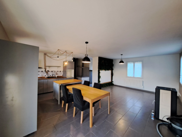 Maison rénovée avec terrasse et terrain à Olliergues - 96 m²