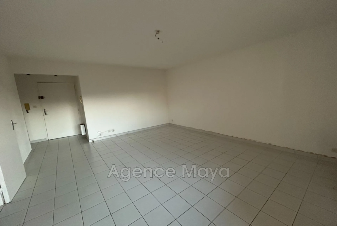 Appartement T2 à vendre à Sainte-Maxime avec terrasse et parking 