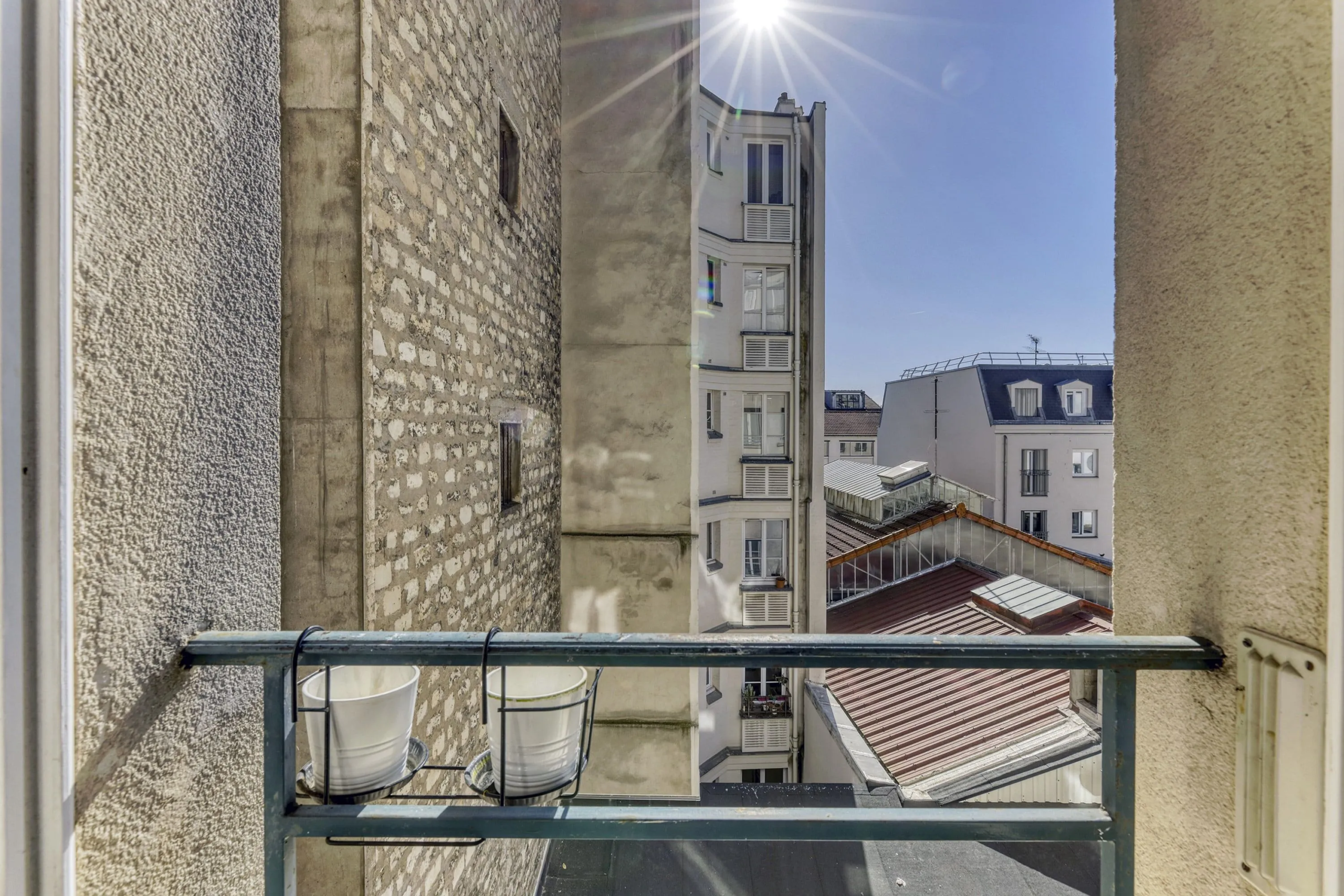 Studette lumineuse à vendre à Paris 19 – Coin cuisine et vue dégagée 