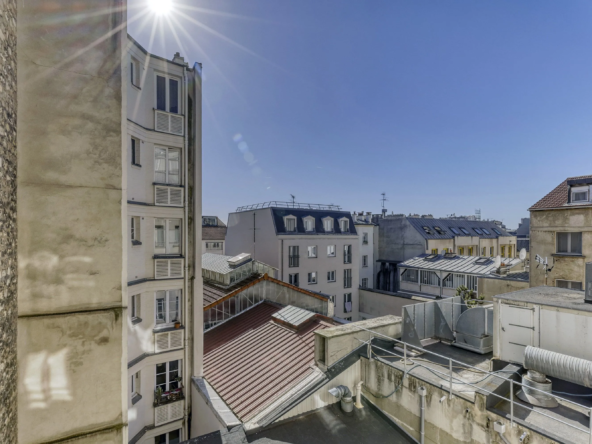 Studette lumineuse à vendre à Paris 19 – Coin cuisine et vue dégagée