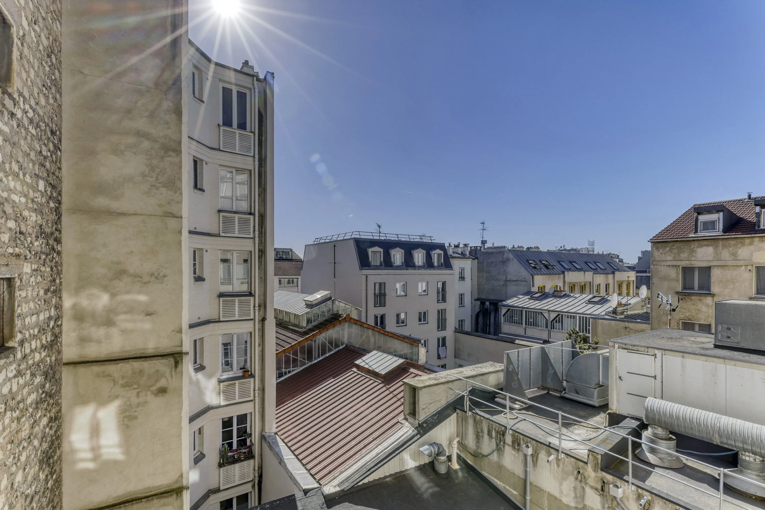 Studette lumineuse à vendre à Paris 19 – Coin cuisine et vue dégagée 