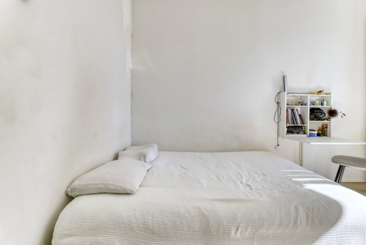 Studette lumineuse à vendre à Paris 19 – Coin cuisine et vue dégagée 
