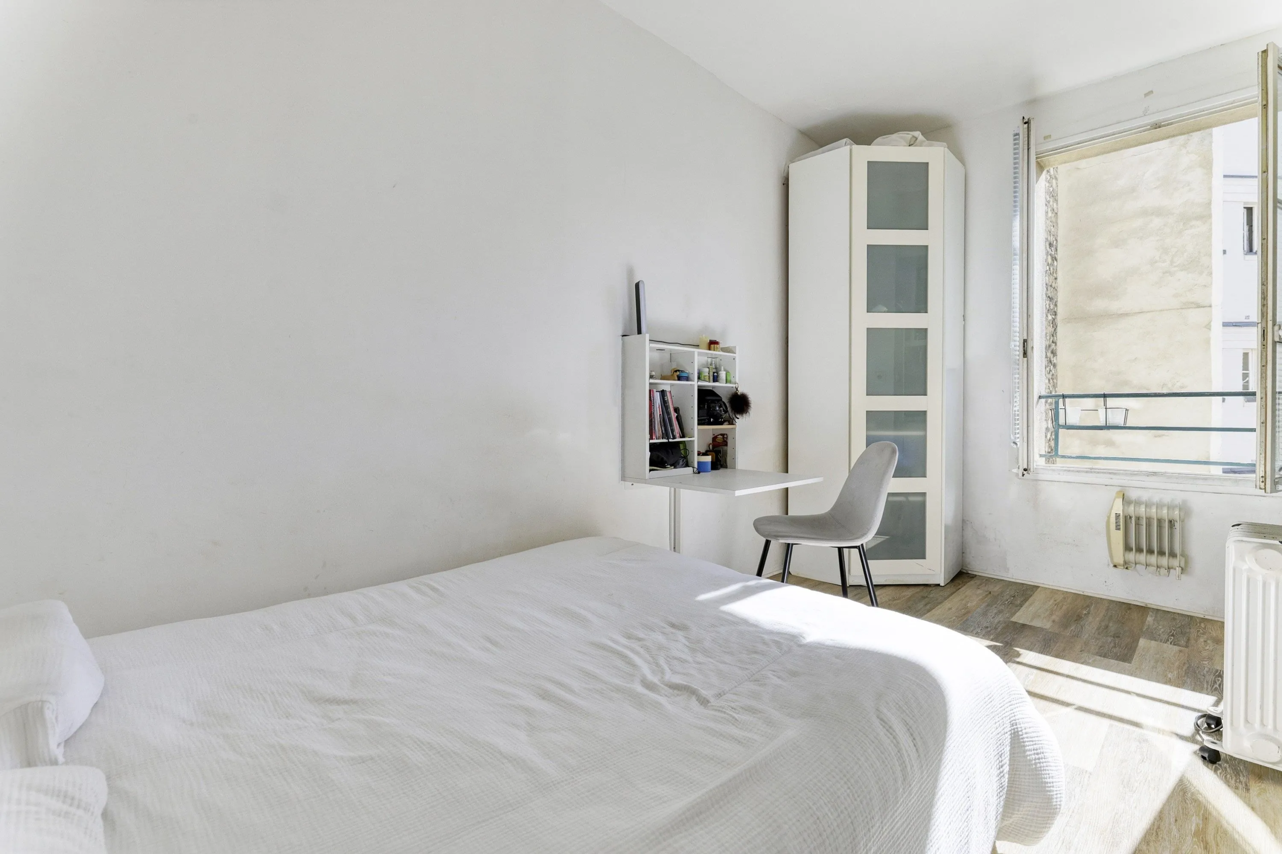 Studette lumineuse à vendre à Paris 19 – Coin cuisine et vue dégagée 
