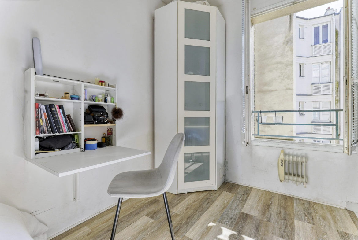 Studette lumineuse à vendre à Paris 19 – Coin cuisine et vue dégagée 