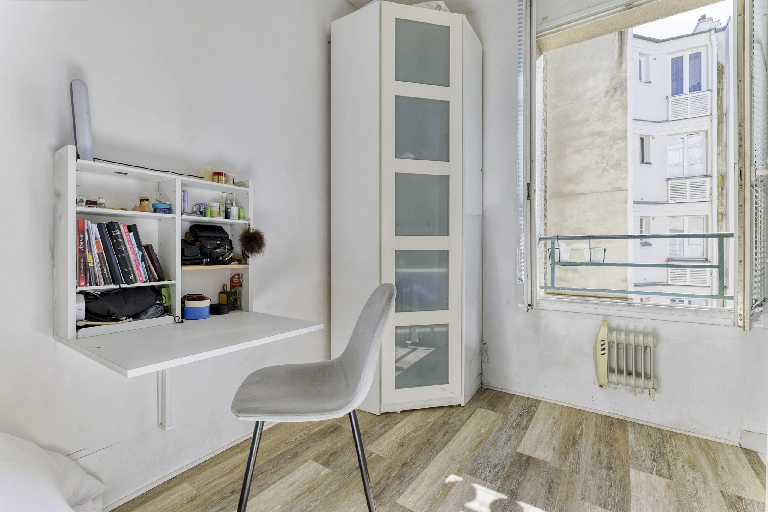 Studette lumineuse à vendre à Paris 19 – Coin cuisine et vue dégagée 