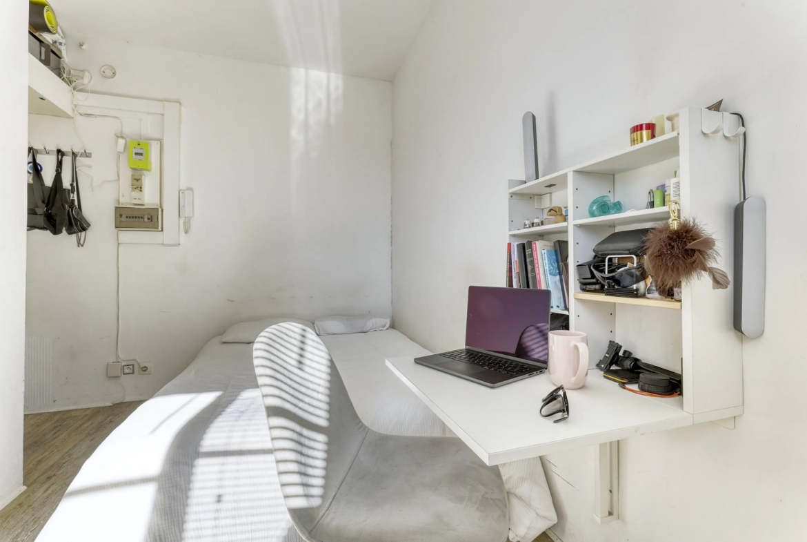 Studette lumineuse à vendre à Paris 19 – Coin cuisine et vue dégagée 