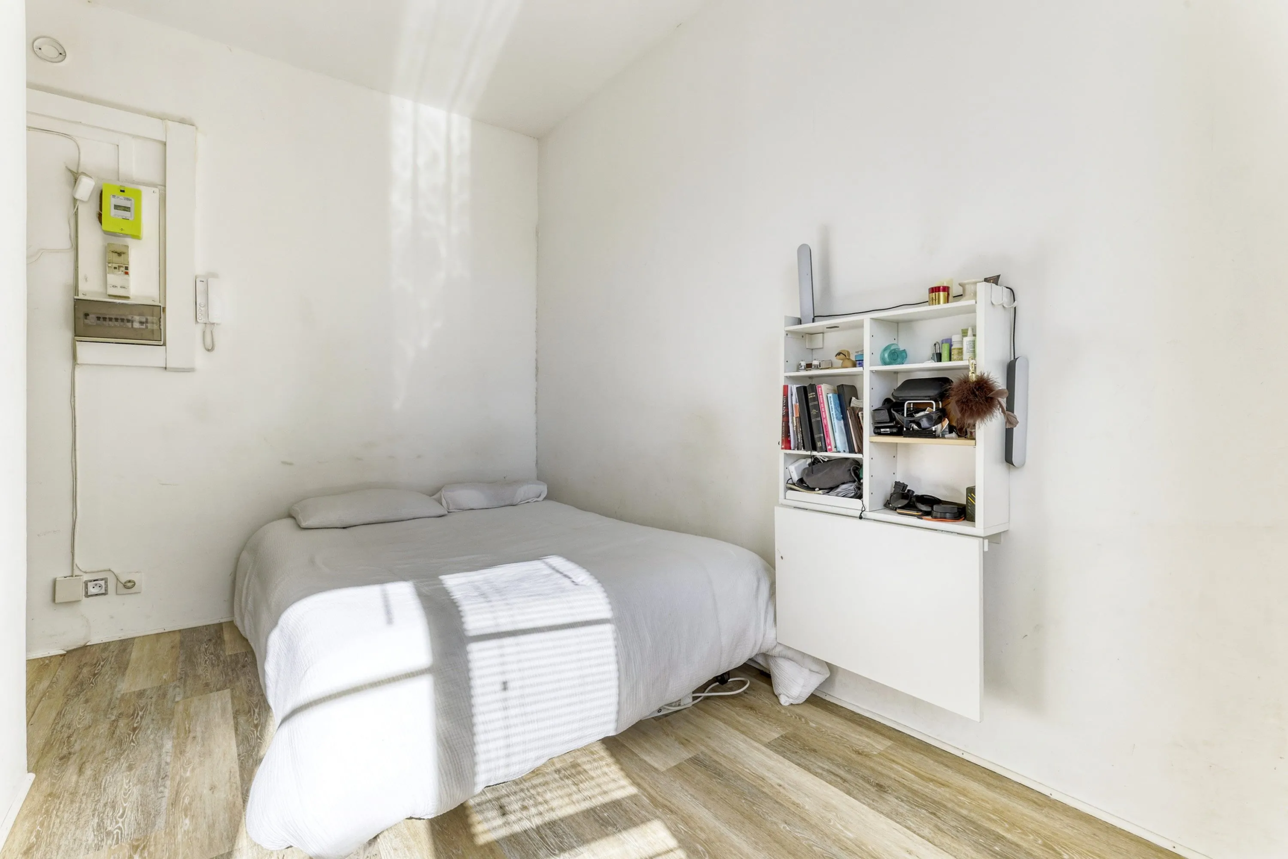 Studette lumineuse à vendre à Paris 19 – Coin cuisine et vue dégagée 