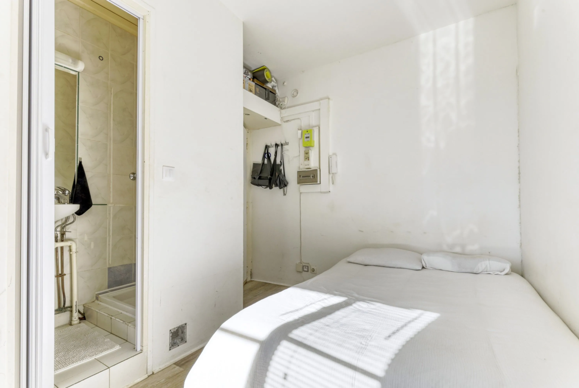 Studette lumineuse à vendre à Paris 19 – Coin cuisine et vue dégagée 