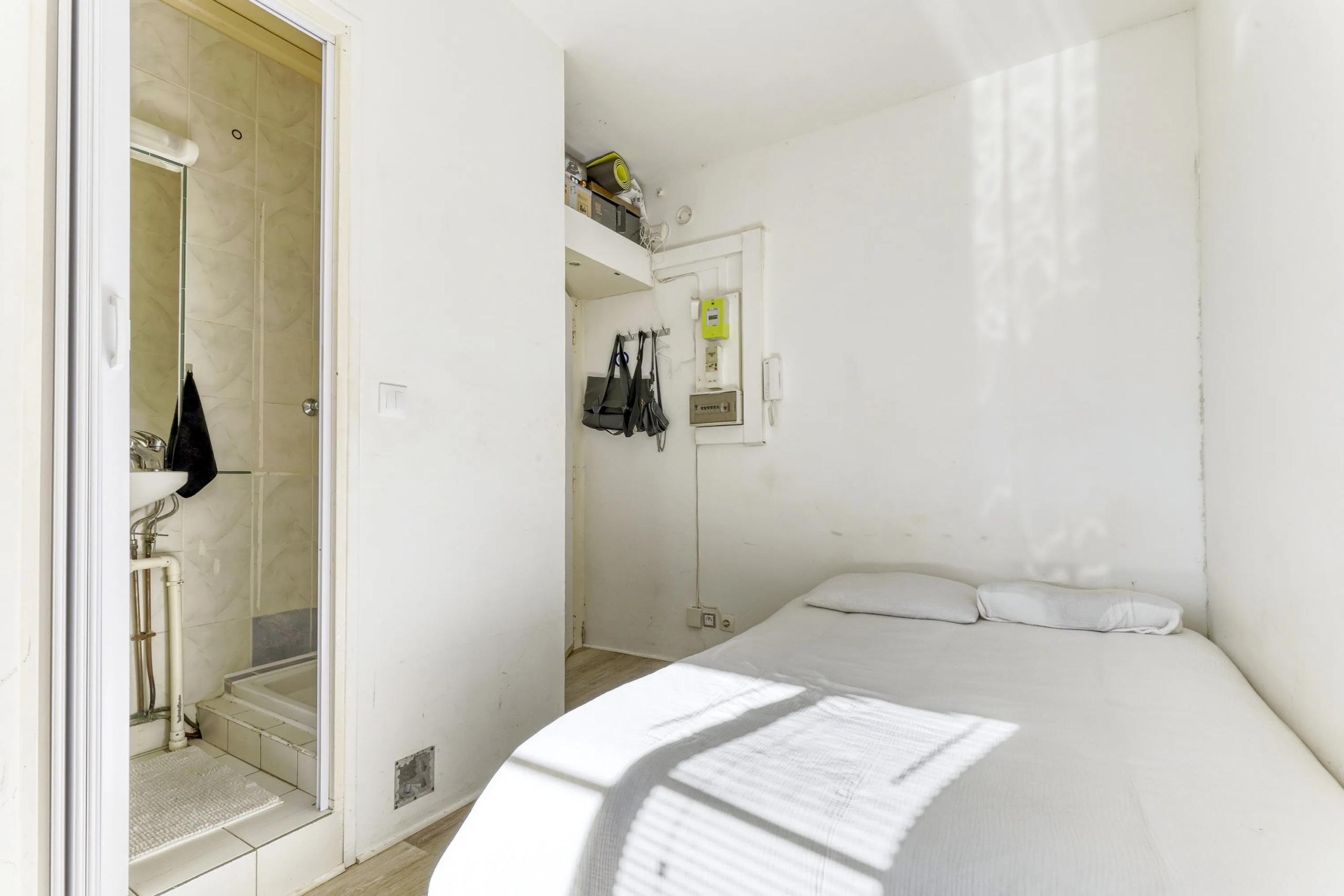 Studette lumineuse à vendre à Paris 19 – Coin cuisine et vue dégagée 