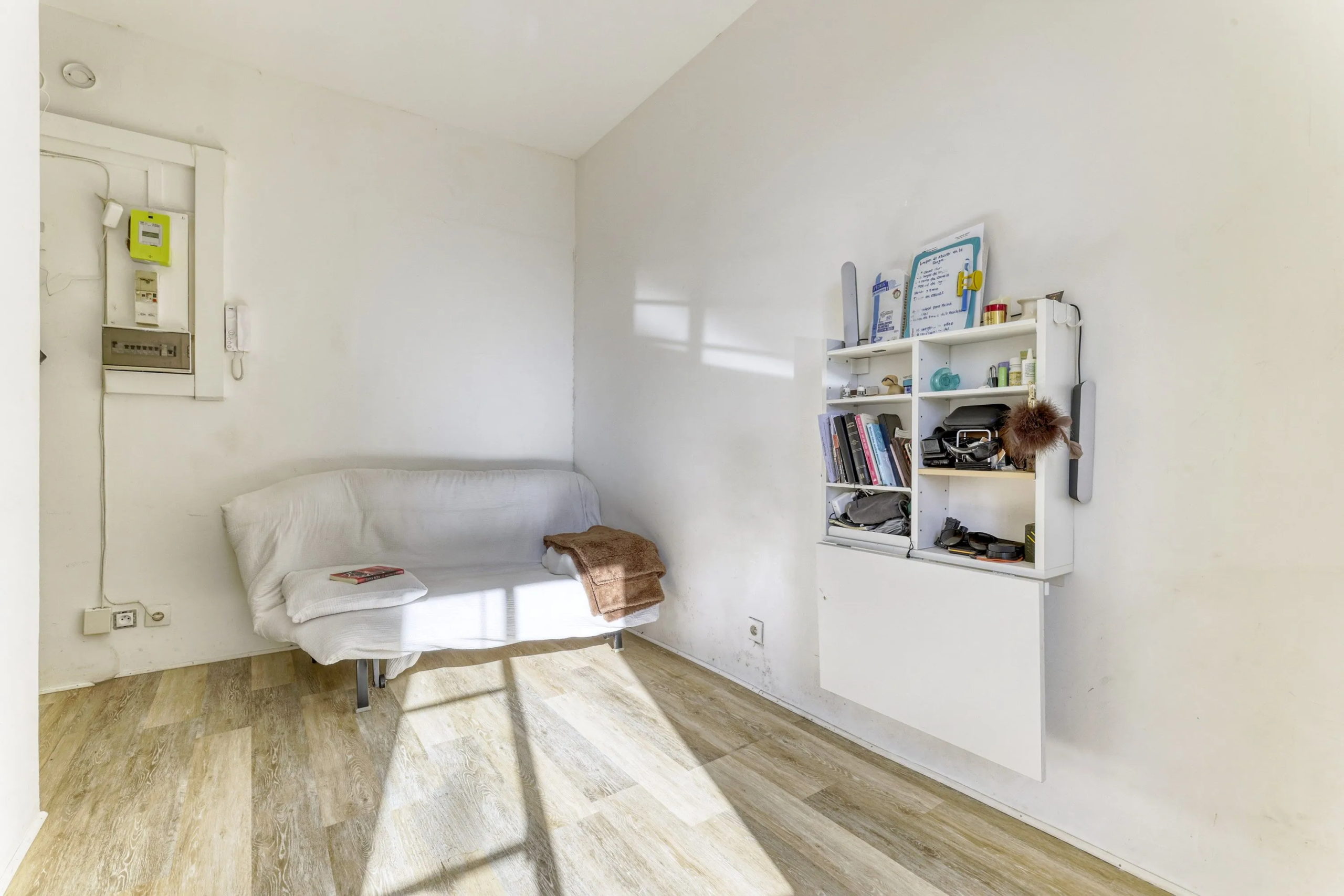 Studette lumineuse à vendre à Paris 19 – Coin cuisine et vue dégagée 