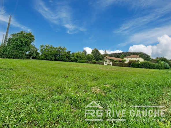 Terrain à bâtir de 932 m² à Agnin, secteur recherché, proche commodités