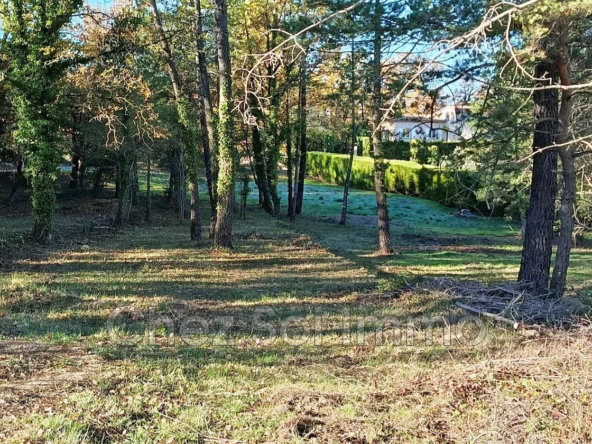 Terrain à bâtir de 1800 m² avec permis à Callian, vue dégagée et environnement calme