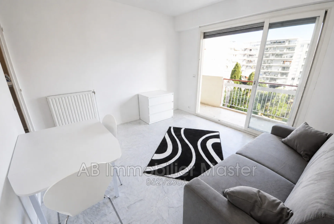 Studio à vendre à Juan-les-Pins avec terrasse, parking et cave 