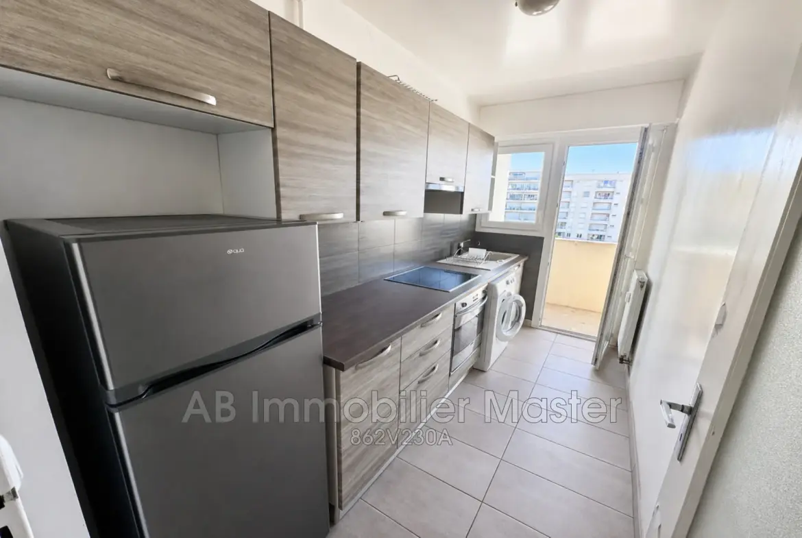 Studio à vendre à Juan-les-Pins avec terrasse, parking et cave 
