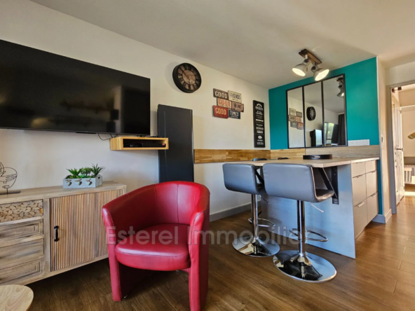 Charmant appartement 2 pièces rénové avec terrasse à Saint-Raphaël