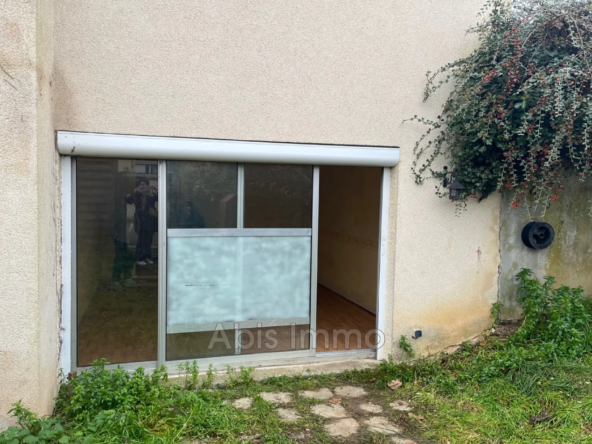Studio à Voves de 34,09 m² avec jardinet, parking et cave
