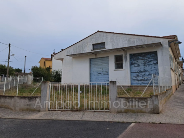 Grand entrepôt de 215 m² avec mezzanine, parking et quai à Elne