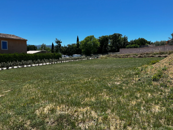Superbe terrain constructible de 1000 m² avec vue sur le Luberon à Gargas
