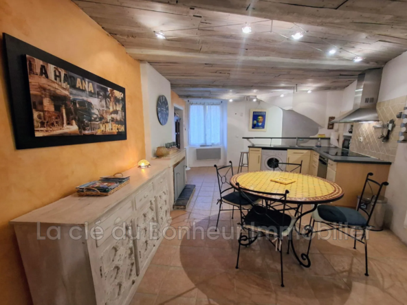 Maison de village rénovée à Quinson de 55 m2 avec séjour, chambre et salle d'eau