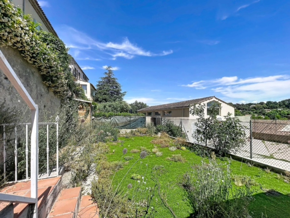 Maison de ville avec jardin à La Tour d'Aigues, charme provençal et environnement privilégié