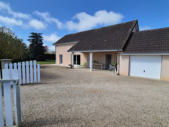 Maison de plain-pied à Vitry-en-Charollais avec 4 chambres et garage