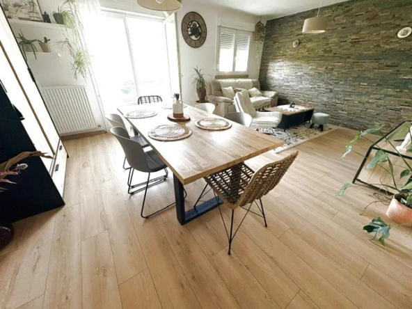 Appartement T3 rénové avec balcon, cave et parking à Bourgoin-Jallieu