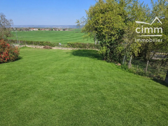 Terrain constructible de 643 m² à Saint-Siméon-de-Bressieux, environnement calme et viabilisé