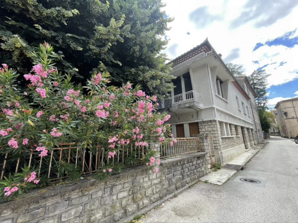 Charmante maison de village de 240 m² à Saint-Ambroix avec terrain et double logement