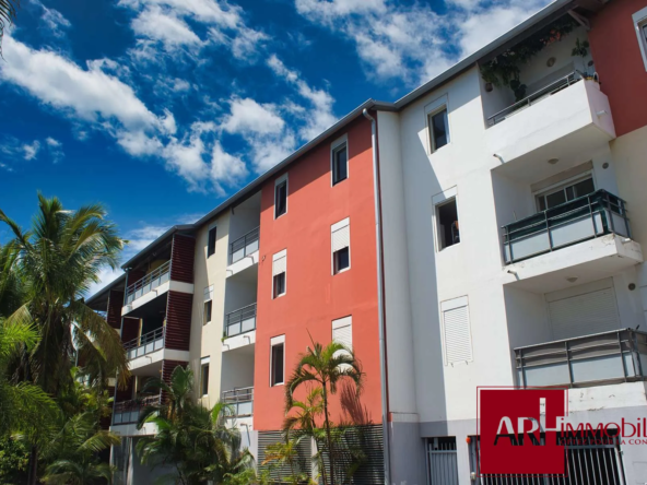 Appartement T3 en dernier étage à Sainte Clotilde avec parking et meubles inclus